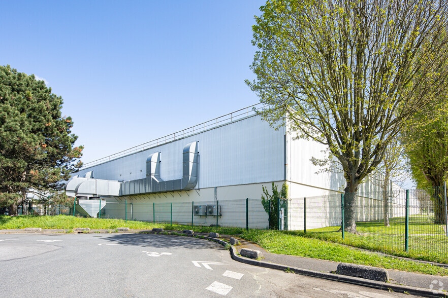 Industrial in Villejust for lease - Building Photo - Image 2 of 2