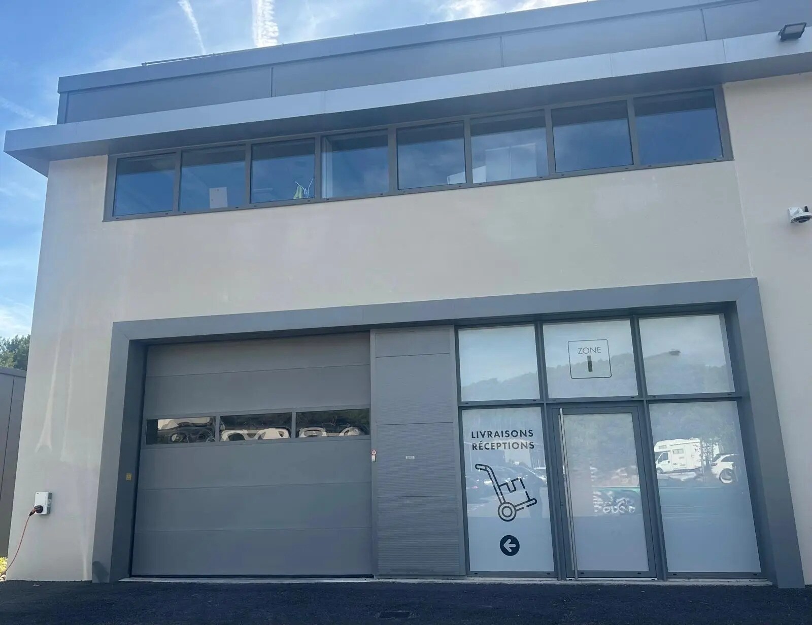 Flex in La Ciotat for lease Building Photo- Image 1 of 11