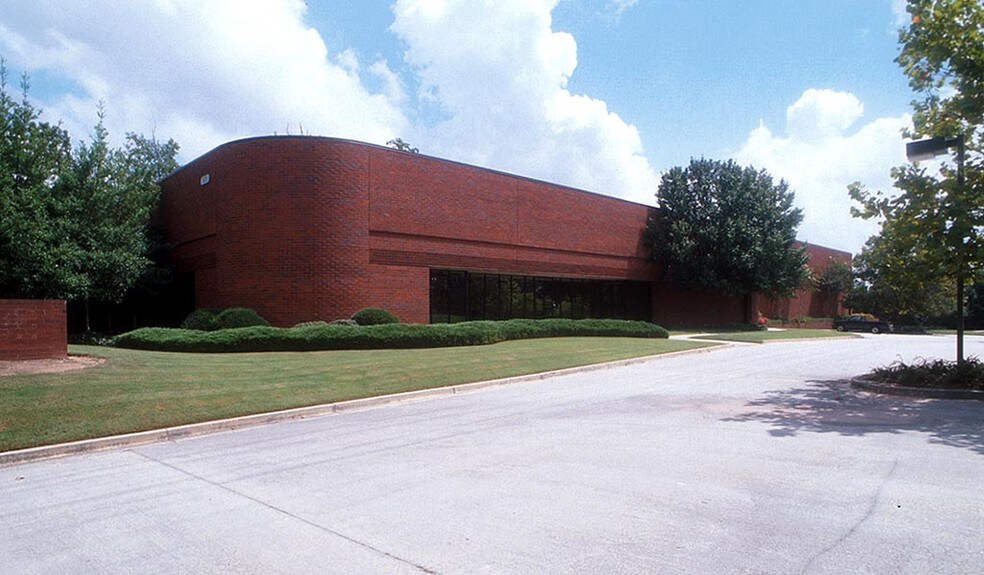 2175 W Park Ct, Stone Mountain, GA à louer - Photo du bâtiment - Image 3 de 4