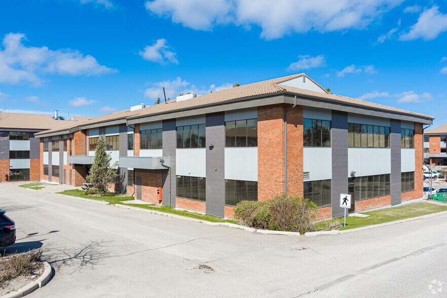 805 Manning Rd NE, Calgary, AB for lease - Primary Photo - Image 1 of 8
