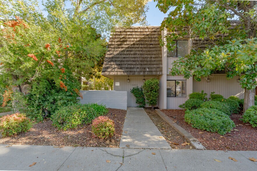 1043 39th St, Sacramento, CA à vendre - Photo du bâtiment - Image 1 de 17