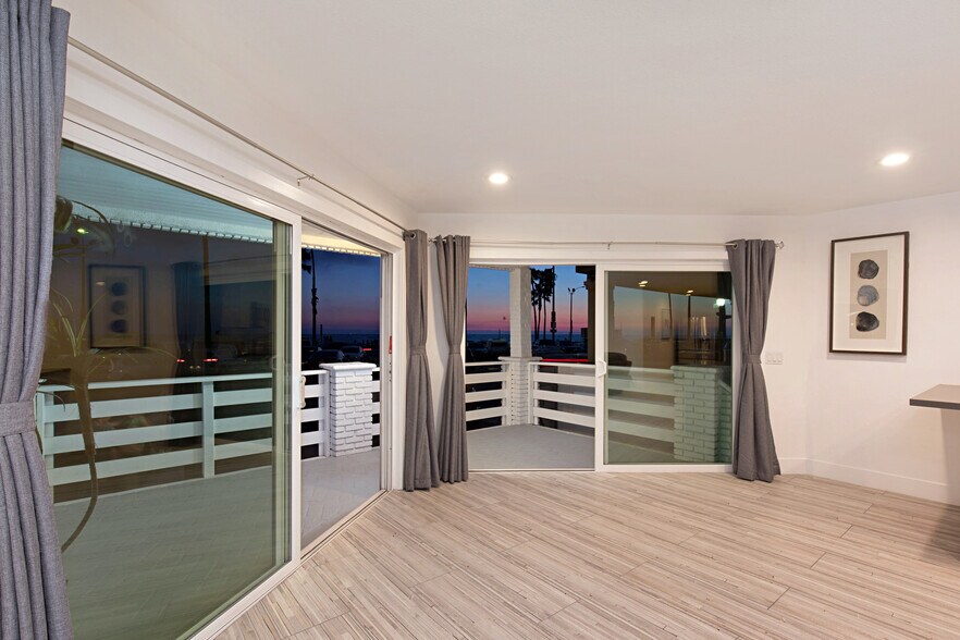 2212 W Oceanfront, Newport Beach, CA à vendre - Photo du bâtiment - Image 2 de 40