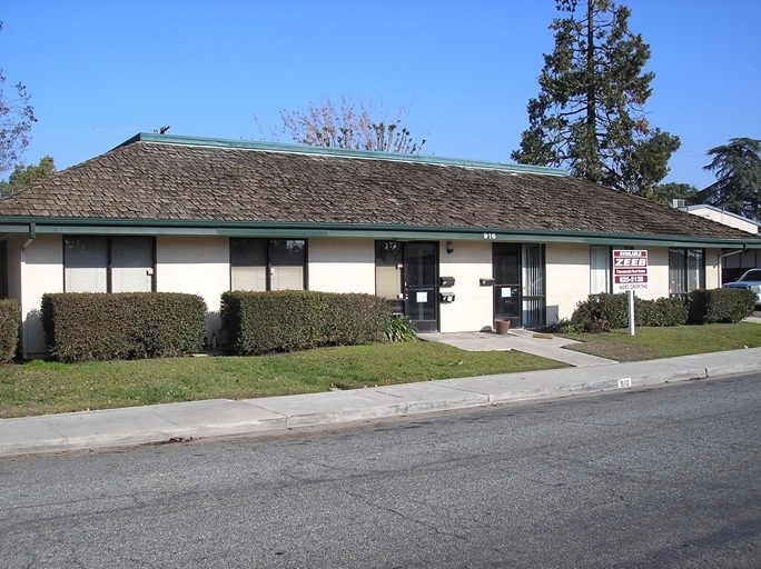 916 W Oak Ave, Visalia, CA for lease - Primary Photo - Image 1 of 7