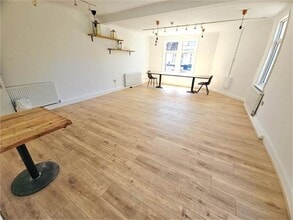 125 Leigh Rd, Leigh On Sea for lease Interior Photo- Image 2 of 4