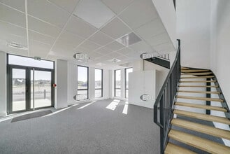 Flex in Saint-Priest for lease Interior Photo- Image 1 of 4