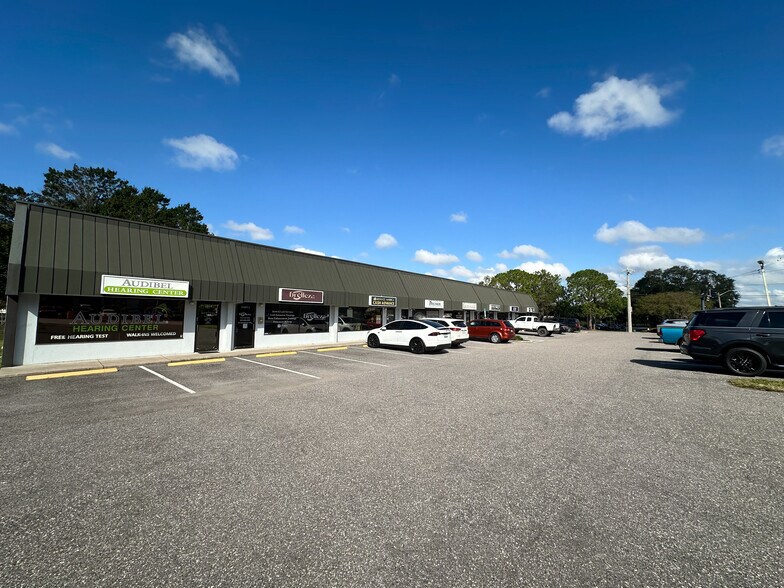 2614 Lakeland Hills Blvd, Lakeland, FL à louer - Photo du bâtiment - Image 3 de 3