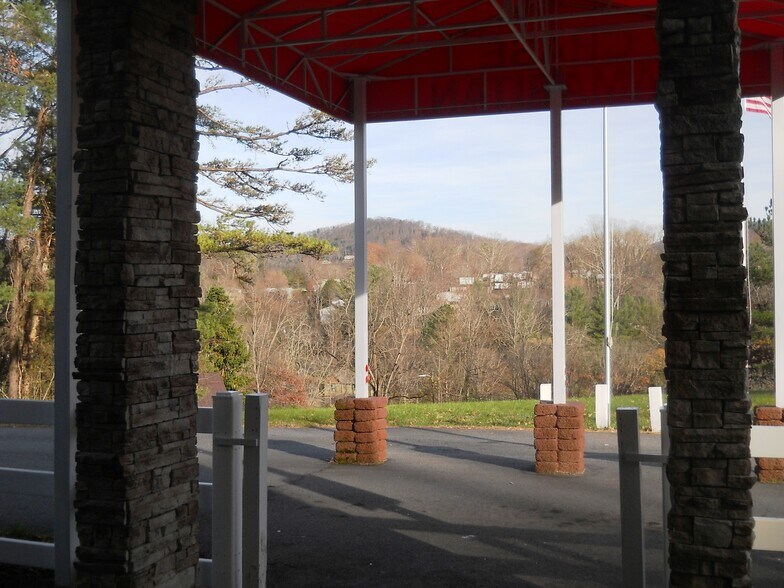 30 Dalea Dr, Asheville, NC à vendre - Photo du bâtiment - Image 2 de 3