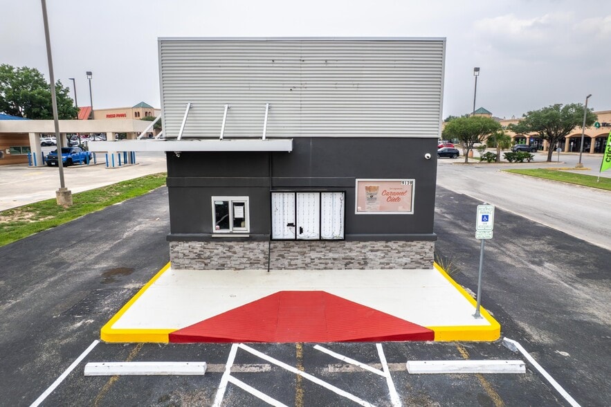 9139 Grissom Rd, San Antonio, TX à louer - Photo du bâtiment - Image 2 de 7
