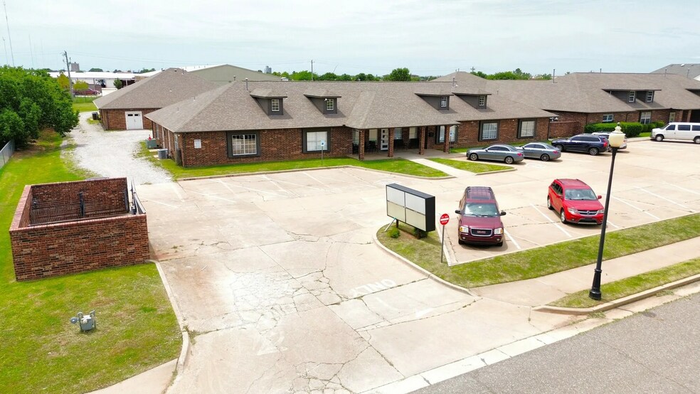 700 W 18th St, Edmond, OK à louer - Photo du bâtiment - Image 2 de 9