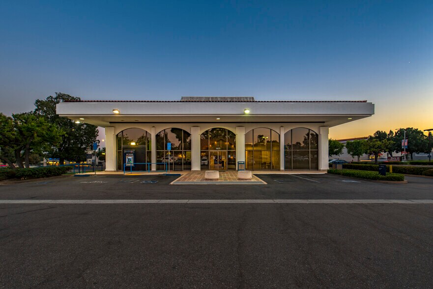 15175 Whittier Blvd, Whittier, CA à louer - Photo du bâtiment - Image 2 de 14