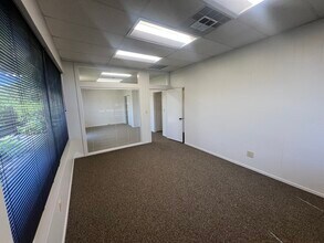 117-121 Paul Dr, San Rafael, CA à louer Photo du bâtiment- Image 1 de 7