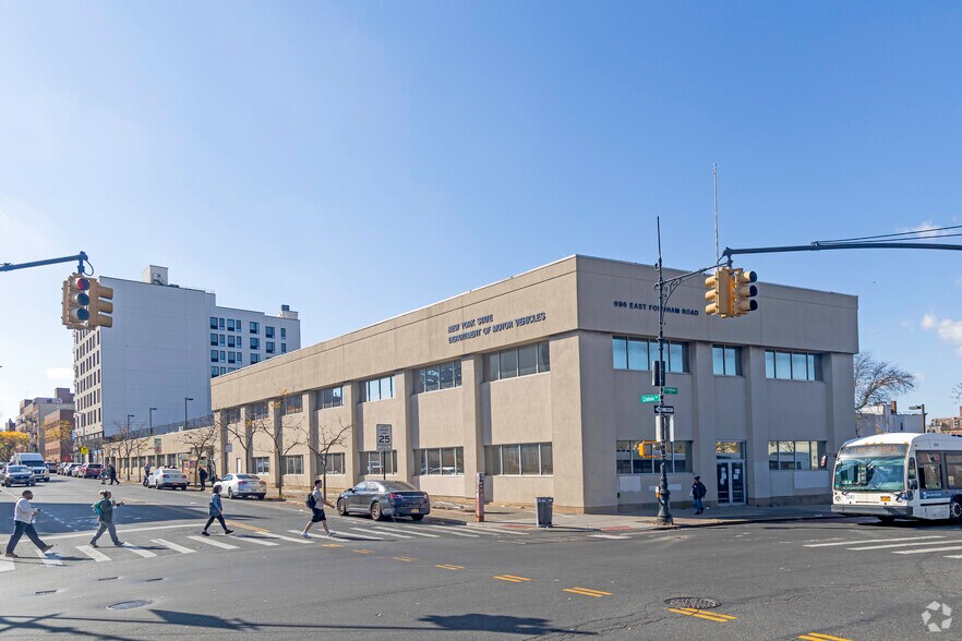 696 E Fordham Rd, Bronx, NY à louer - Photo du bâtiment - Image 1 de 7