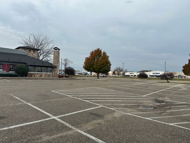 3015 W Shore Dr, Holland, MI à vendre - Photo du bâtiment - Image 3 de 17