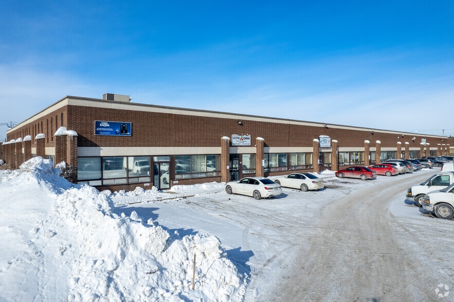 375-455 Rue Deslauriers, Saint-Laurent, QC à louer - Photo du bâtiment - Image 2 de 6