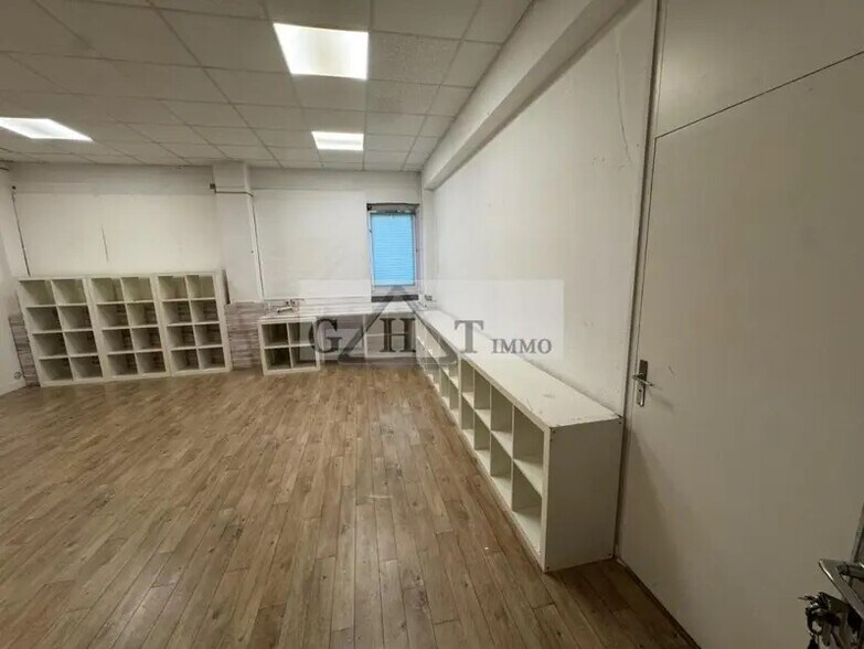 Office in Igny for lease - Interior Photo - Image 1 of 3