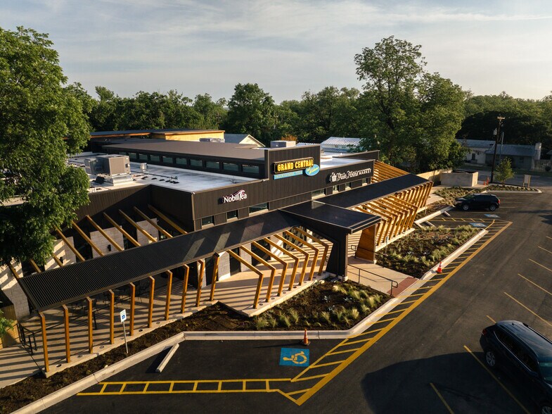 206 N Milam St, Fredericksburg, TX à louer - Photo du bâtiment - Image 3 de 9