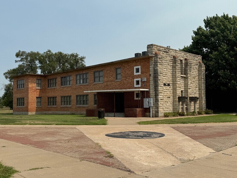 110 W Otis Ave, Salina, KS à vendre - Photo du bâtiment - Image 3 de 8
