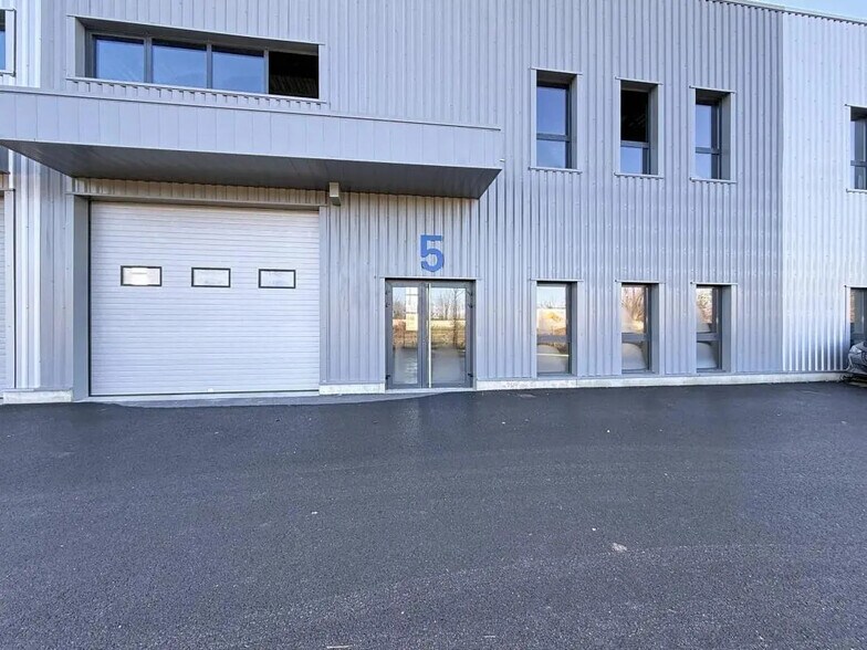 Flex in Bourgoin-Jallieu for lease - Building Photo - Image 2 of 8