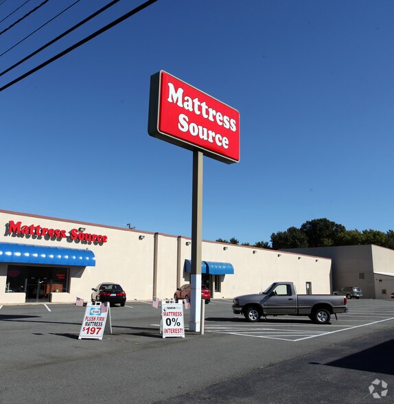 6153 E Independence Blvd, Charlotte, NC à vendre - Photo du bâtiment - Image 2 de 6