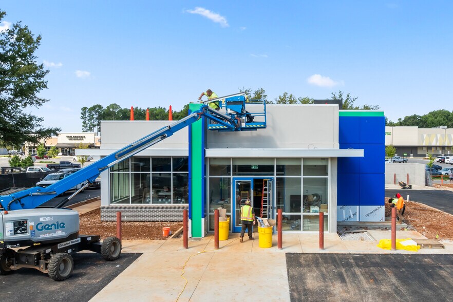 9030 J S Memorial Pky, Huntsville, AL à vendre - Photo du bâtiment - Image 2 de 5