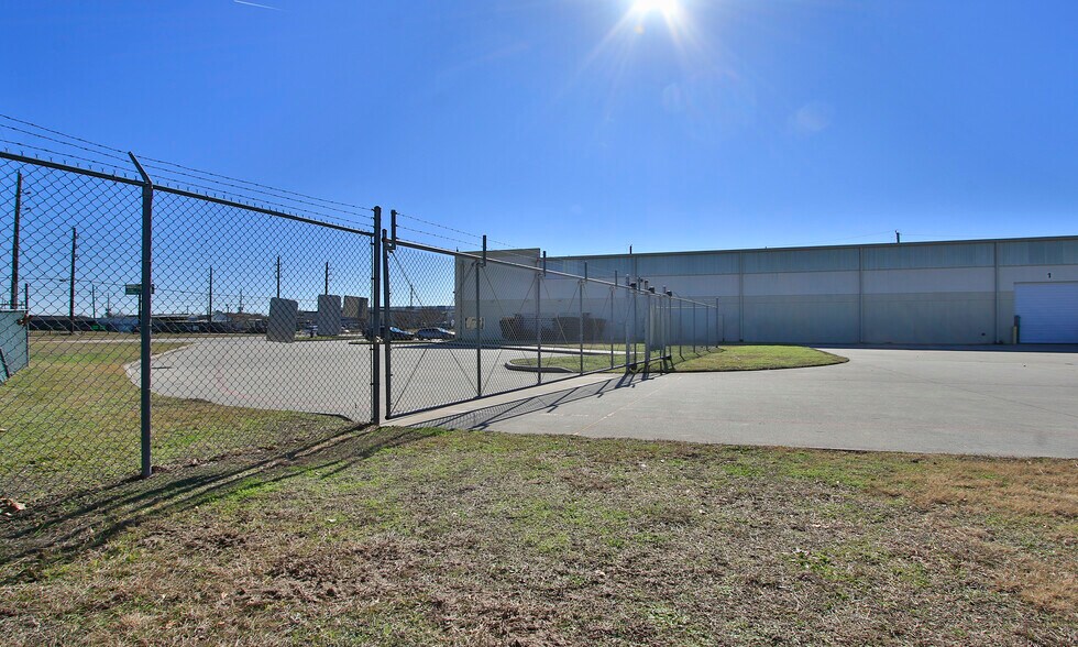 12343 Cutten Rd, Houston, TX à louer - Photo du bâtiment - Image 3 de 10