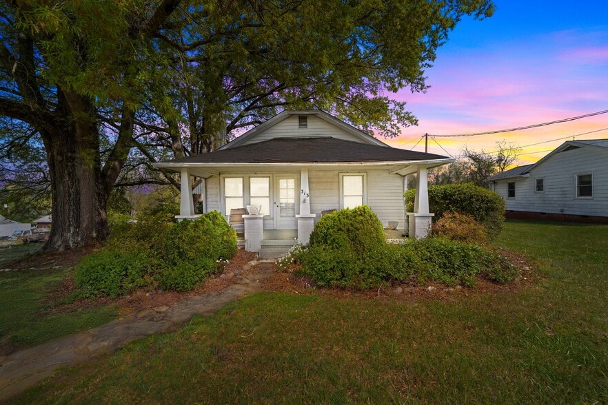 313 E King St, King, NC for sale - Building Photo - Image 2 of 18