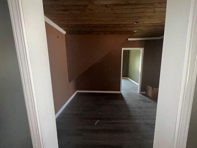 237 E Main St, Yadkinville, NC à vendre - Photo du bâtiment - Image 3 de 13