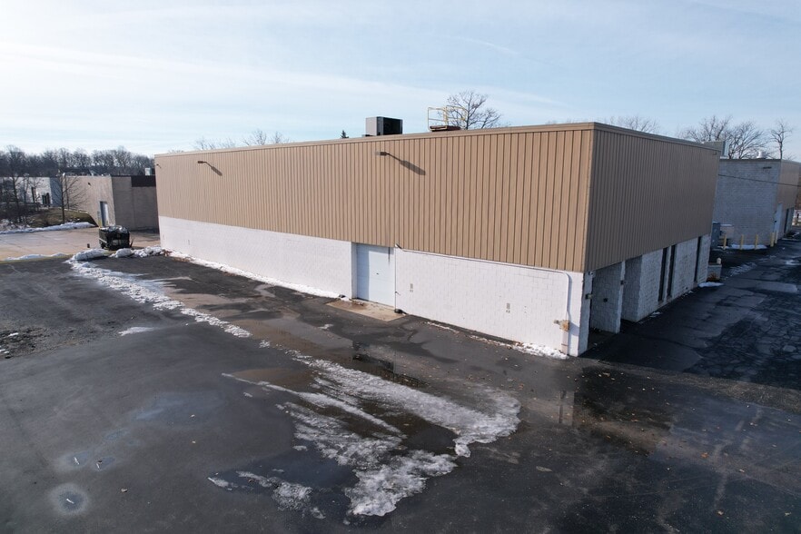 3100-3110 S 166th St, New Berlin, WI à vendre - Photo du bâtiment - Image 2 de 4