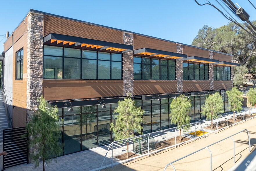 9668 Sunland Blvd, Shadow Hills, CA à louer - Photo du bâtiment - Image 1 de 31