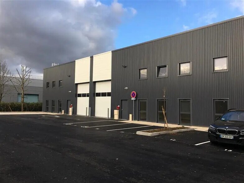 Flex in Croissy-Beaubourg for lease - Building Photo - Image 1 of 5