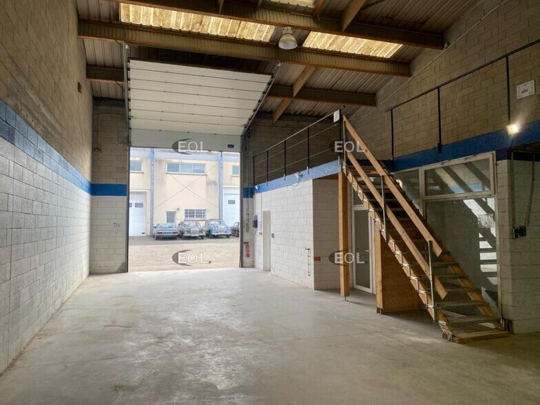 Flex in Morainvilliers for lease - Interior Photo - Image 3 of 6