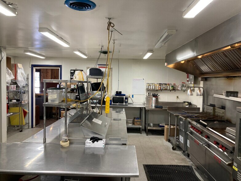 1012 Main St, Beaver Bay, MN à vendre - Photo intérieure - Image 2 de 15