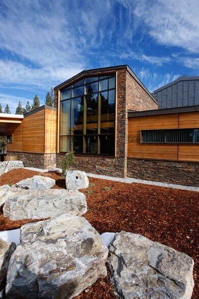 600 S Gulling St, Portola, CA à vendre - Photo du bâtiment - Image 2 de 8