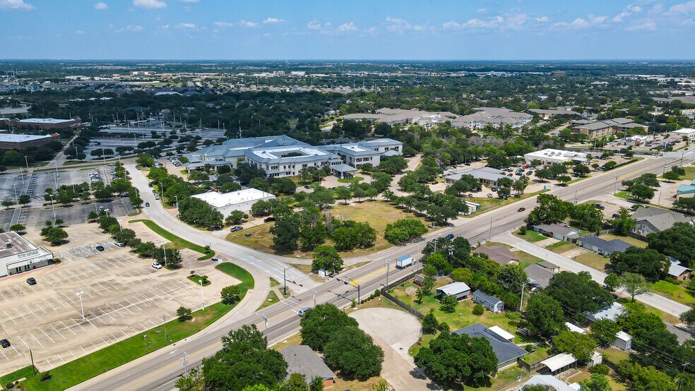 2100 29th st, Bryan, TX à louer - Photo du bâtiment - Image 2 de 6