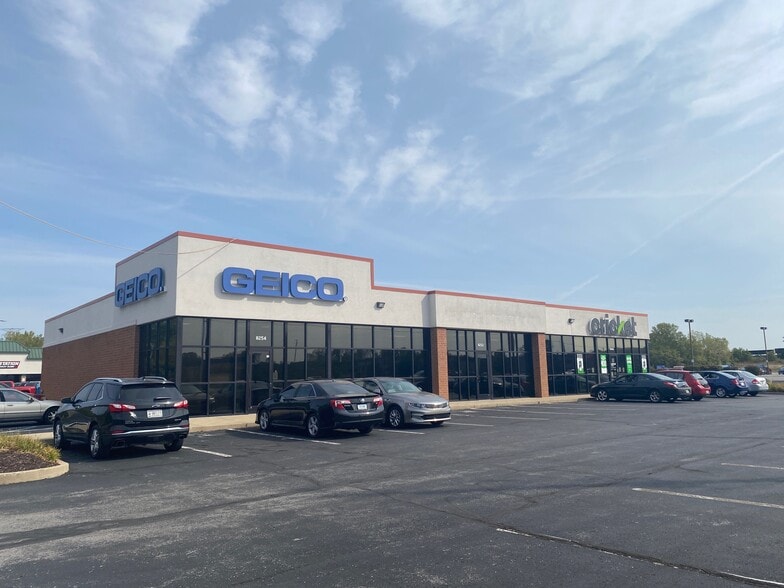 8150-8258 Rockville Rd, Indianapolis, IN à louer - Photo du bâtiment - Image 3 de 8