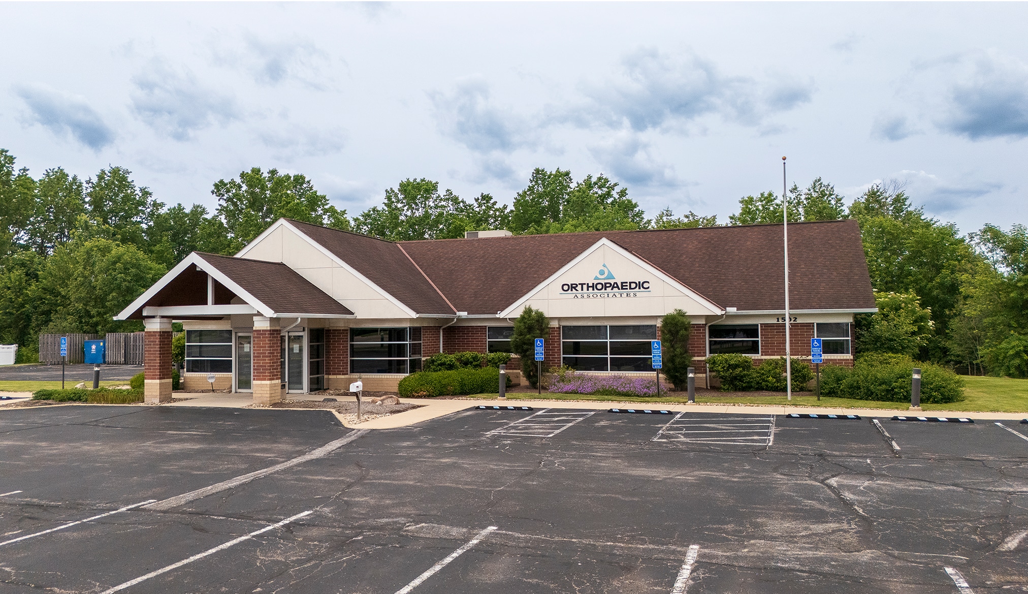 1502 Traveler's Pt, Avon, OH for lease Building Photo- Image 1 of 7