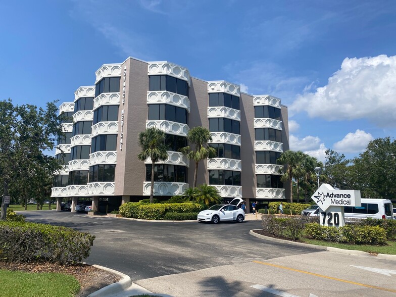 720 Goodlette Rd N, Naples, FL à louer - Photo principale - Image 1 de 11