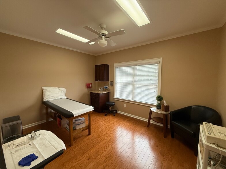 4595 Towne Lake Pky, Woodstock, GA for lease - Interior Photo - Image 1 of 46