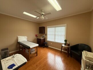 Plus de détails pour 4595 Towne Lake Pky, Woodstock, GA - Bureau/Commerce de détail à louer