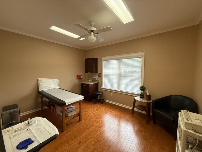 Plus de détails pour 4595 Towne Lake Pky, Woodstock, GA - Bureau à louer