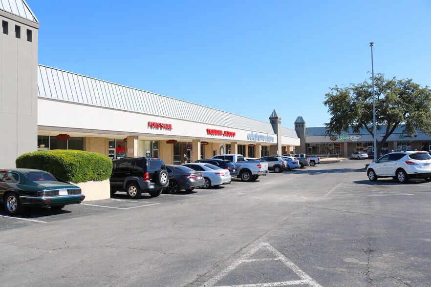 11743-11823 West Ave, San Antonio, TX à louer - Photo du bâtiment - Image 2 de 5