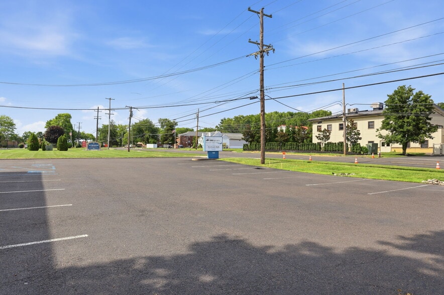 1568 Woodbourne Rd, Levittown, PA for lease - Building Photo - Image 3 of 107