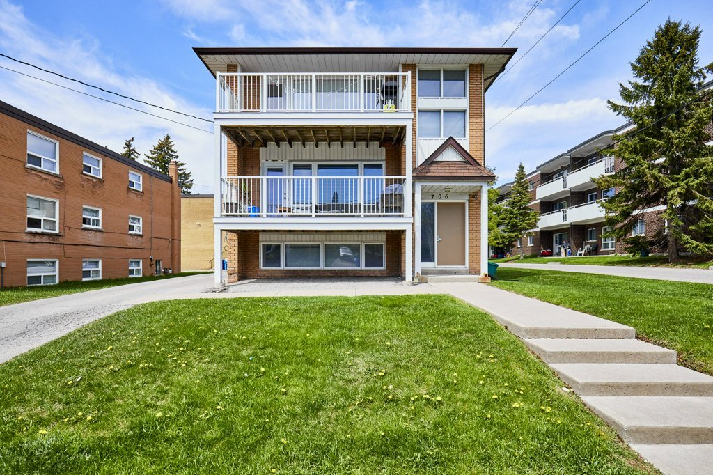706 Dunlop St W, Whitby, ON à vendre Photo du bâtiment- Image 1 de 1