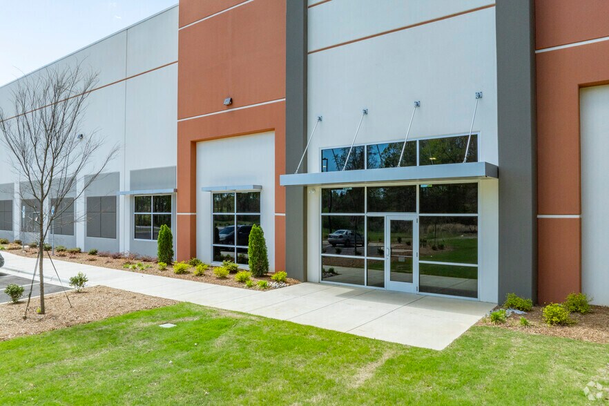 6031 Airport Dr, Charlotte, NC à louer - Photo du bâtiment - Image 2 de 7