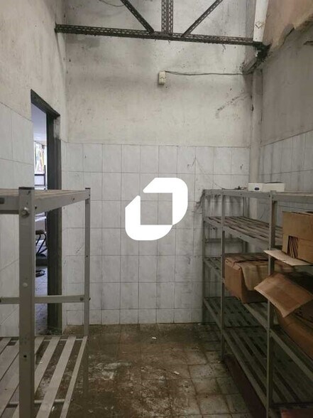 Local d'activités dans Saint-Denis à vendre - Photo du bâtiment - Image 2 de 11