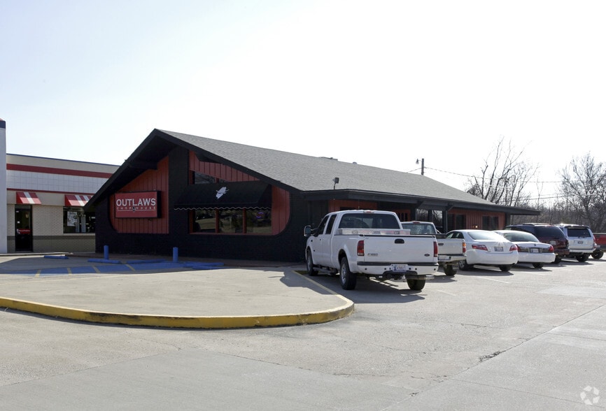 3121 E Frank Phillips Blvd, Bartlesville, OK for sale - Primary Photo - Image 1 of 6