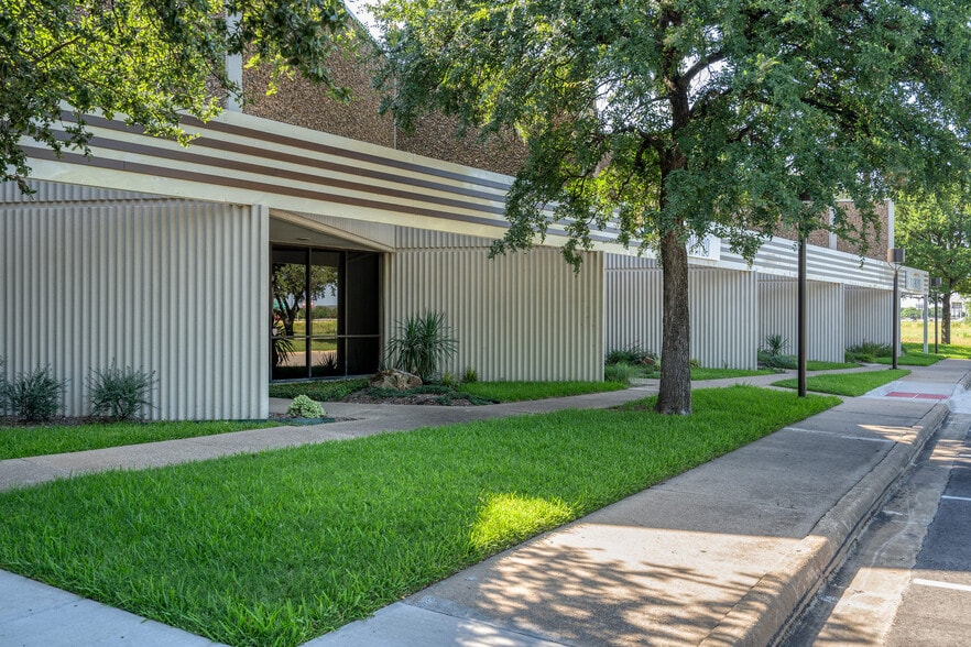 8330-8344 Sterling St, Irving, TX for lease - Building Photo - Image 3 of 10