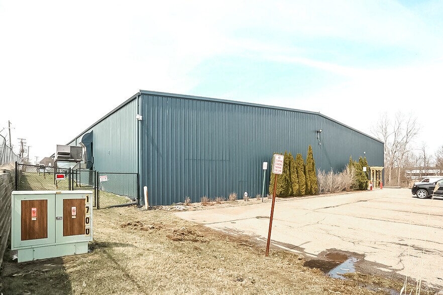 1700 S Livernois Rd, Rochester Hills, MI à vendre - Photo du bâtiment - Image 2 de 13