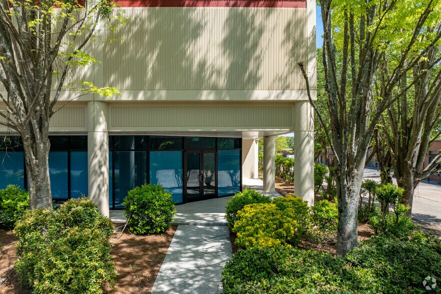 5080 N Royal Atlanta Dr, Tucker, GA à louer - Photo du bâtiment - Image 2 de 4