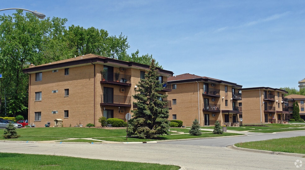 7710 Wildwood Ct, Darien, IL for sale - Building Photo - Image 1 of 7